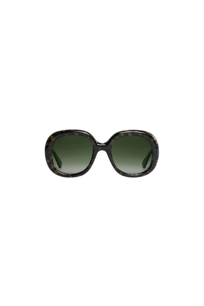 Chloe in Tortuga Noir