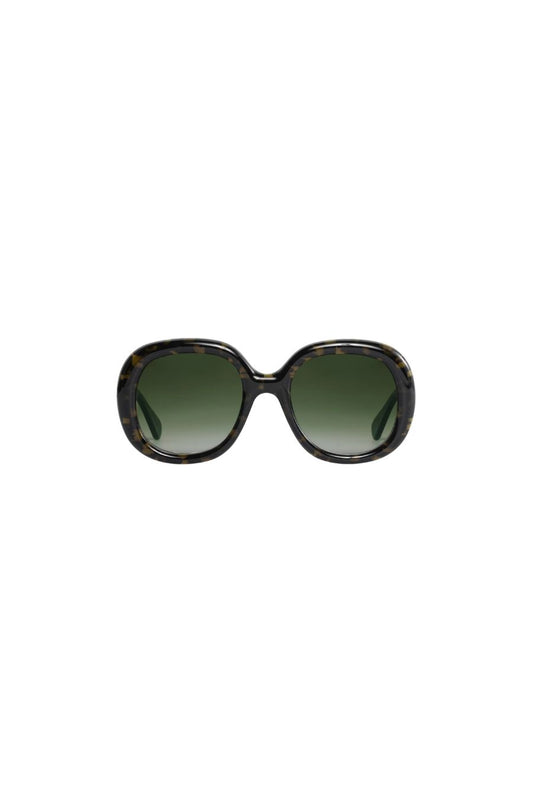Chloe in Tortuga Noir