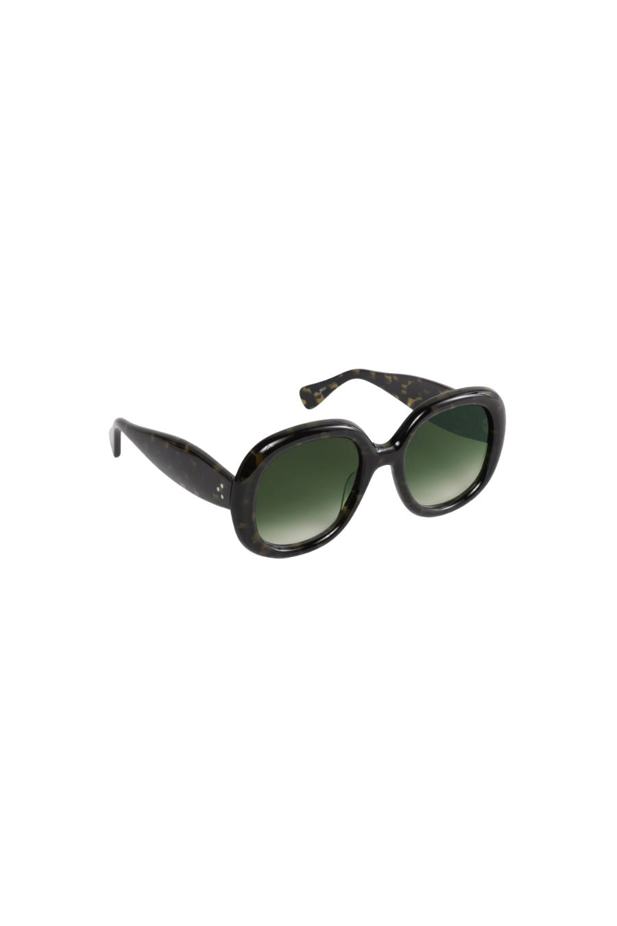 Chloe in Tortuga Noir