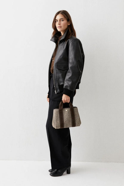 Rue de Verneuil Traversée S Caviar Brown, quilted equestrian saddle pad — detail view