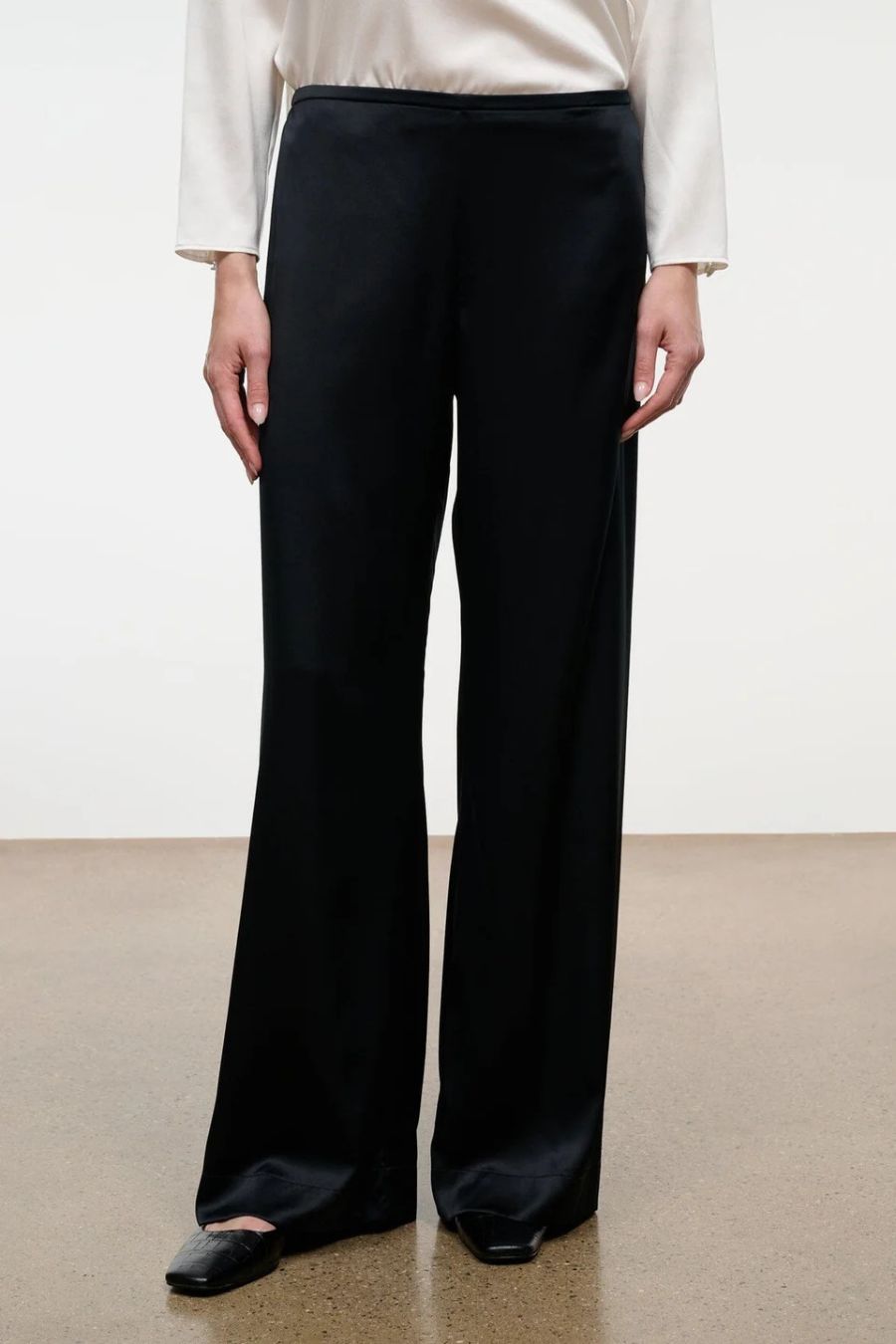 Stroll Silk in Pant in Black